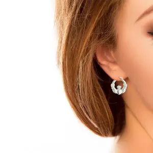 NEW3974024Portrait of beautiful young sensitive woman with closed eyes-700-NEW-54