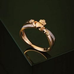 Claddagh Kiss Ring in 14K Gold