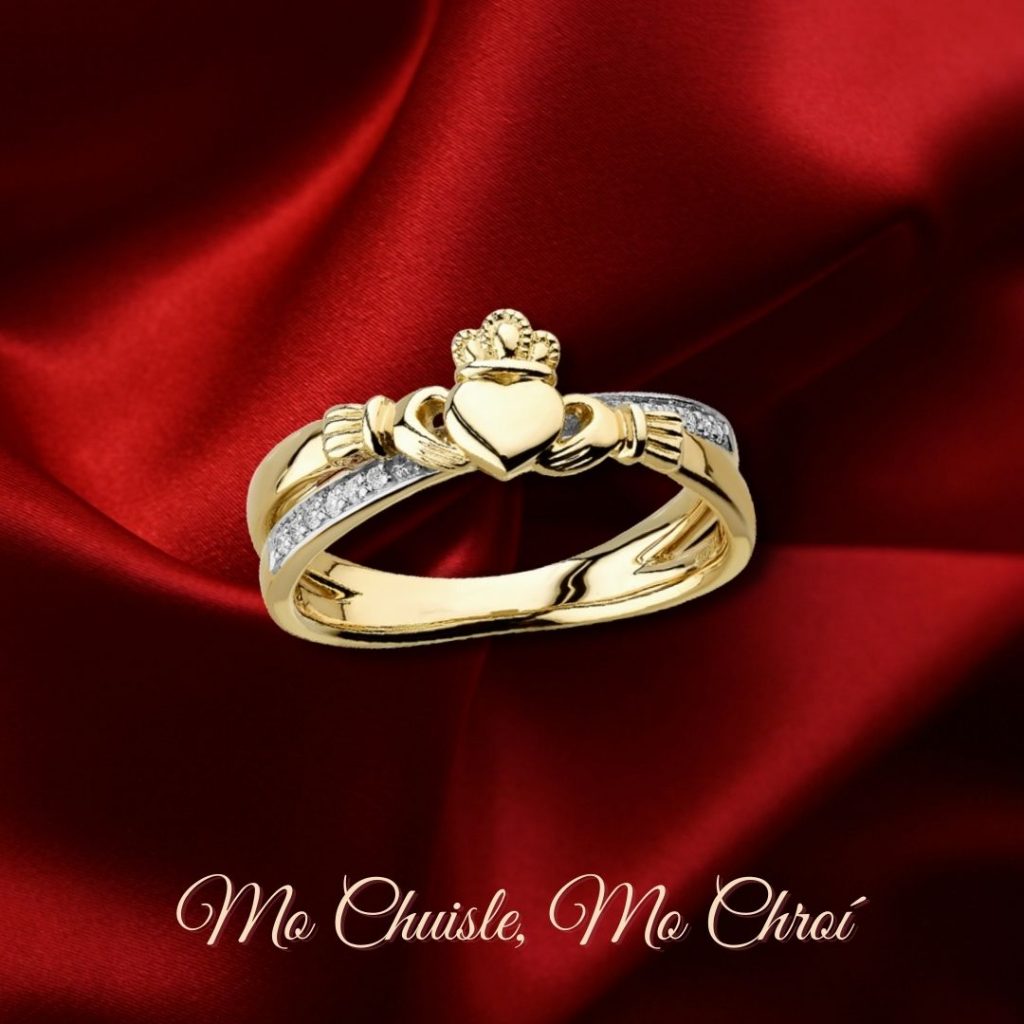 Claddagh Kiss Ring in 14K Gold with diamond